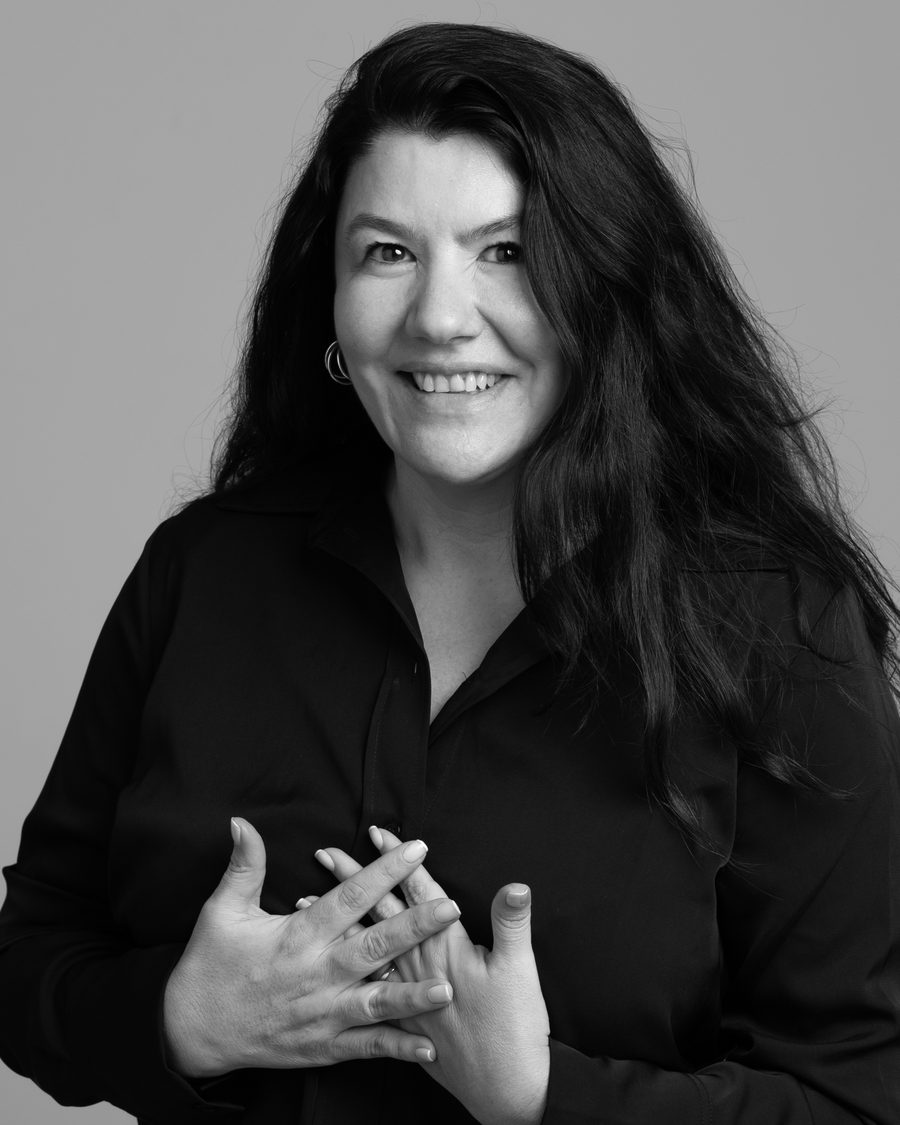 Mariela Corrado sonriendo, con las manos sobre el corazón